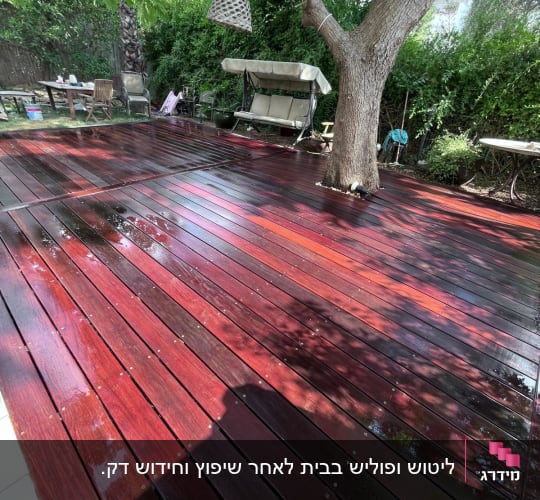 משטח דק עץ חיצוני מבריק ונקי בחצר ביתית